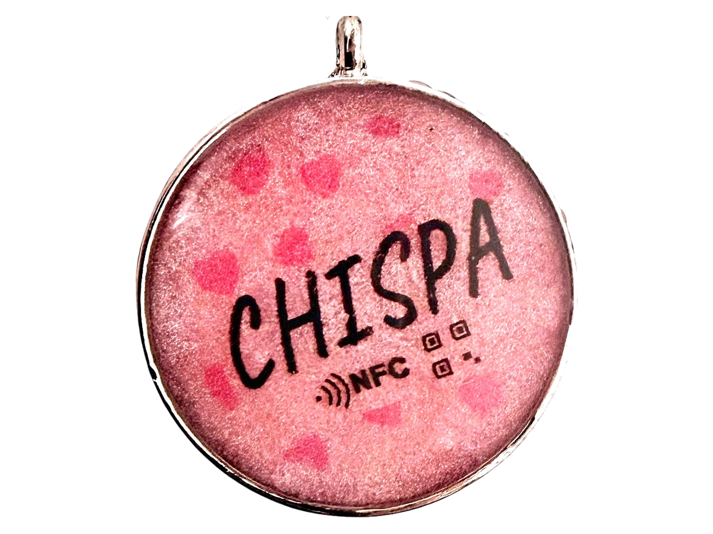 Placa NFC circular ChispID en resina rosa con estampado de corazones y bisel plateado