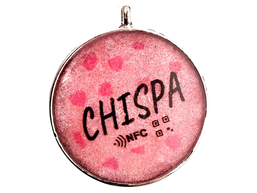 Placa NFC circular ChispID en resina rosa con estampado de corazones y bisel plateado